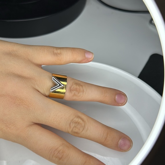 V ring essentials - Picture 2 of 8